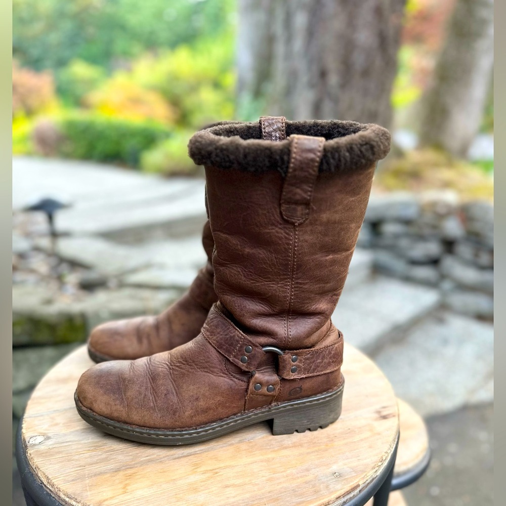 BORN Women’s Fleece lined Leather Harness boots. Weathered brown. Size 8.